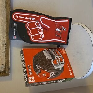 Tampa Bay Buccaneers Brick helmet and oven glove set